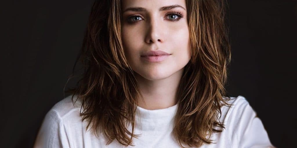 Letícia Colin radicaliza e raspa a cabeça para a novela rebaixada Todas as Flores