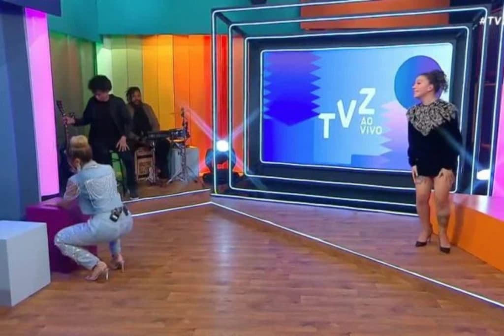 Vergonha: Lexa é traída pela calça, coloca bumbum pra cima e acaba praticamente pelada no palco
