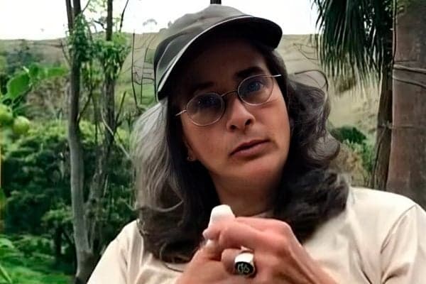 Atriz Lúcia Veríssimo exibindo o dedo com o curativo (Foto: Reprodução)