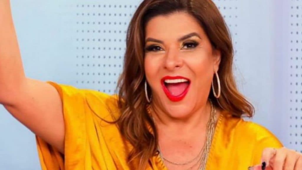 Aos 54 anos, Mara tem corpo chocante exposto sem sutiã e com vestido curtinho: "Amo minhas versões"