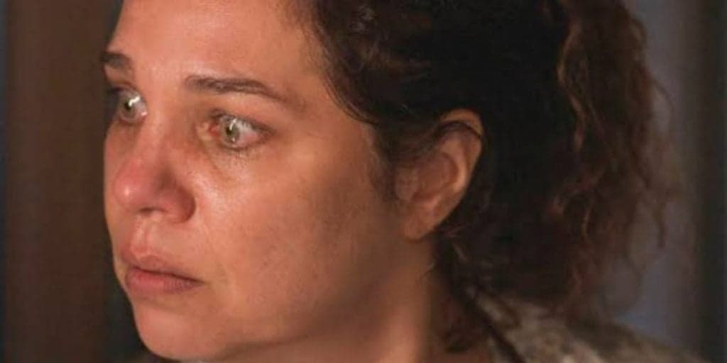 Pantanal: Tomada pelo ódio, Maria Bruaca puxa revólver e promete matar: "Deus me perdoe por isso"