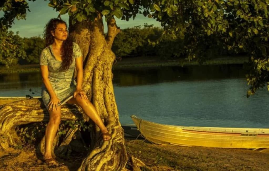 Pantanal - Escorraçada e na miséria, Bruaca vira Maria Chalaneira e cai na boca do povo