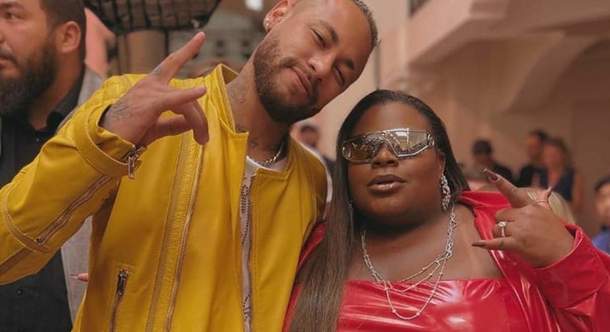 Neymar e Jojo Todynho em bastidores de evento na França 