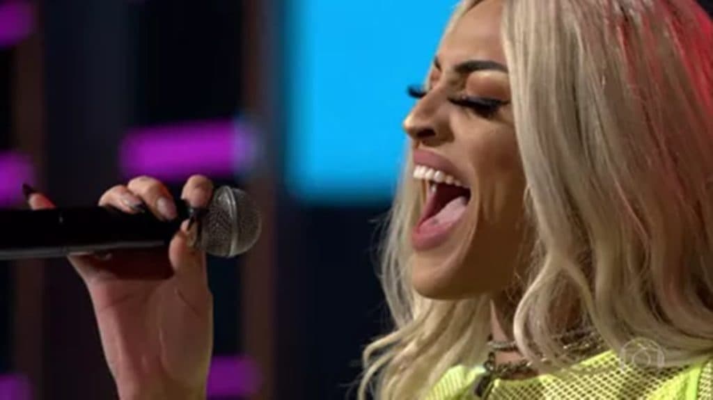 Pabllo Vittar vive momento de terror com fã invadindo palco e precisa conter situação desesperadora: “Calma”