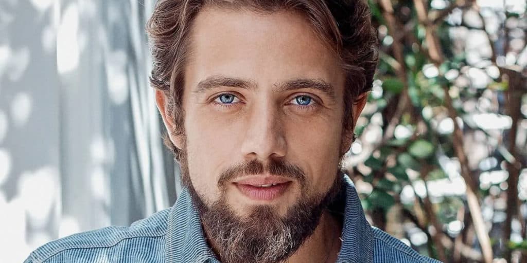 Rafael Cardoso escandaliza e surge mostrando parte íntim* no espelho: "Vida injusta''