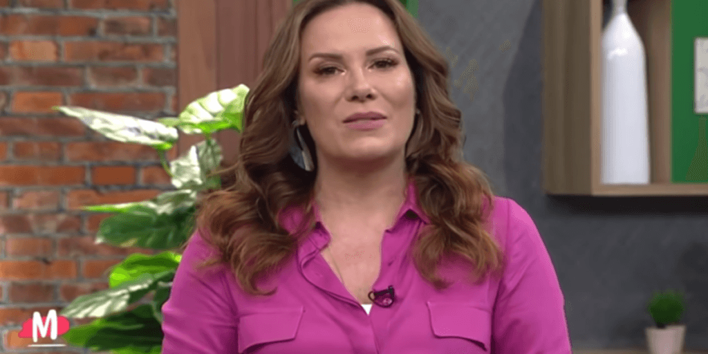 Aos 54 anos, Regina Volpato surge apenas com peça intima e expõe o que já fez com o corpo: "Morro de medo"