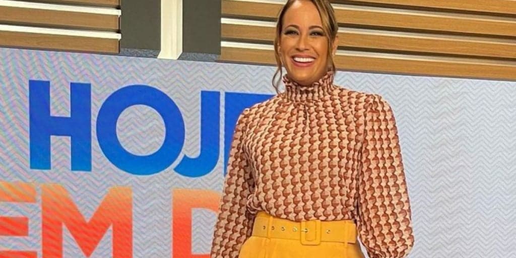 Renata Alves, recatada, mostra com quem vive relação