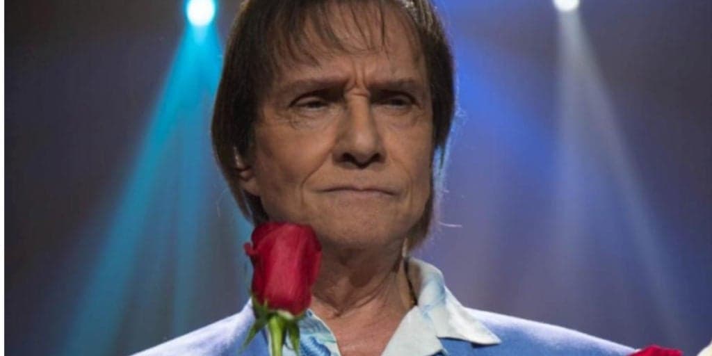 Roberto Carlos surge com "cara de poucos amigos" em show