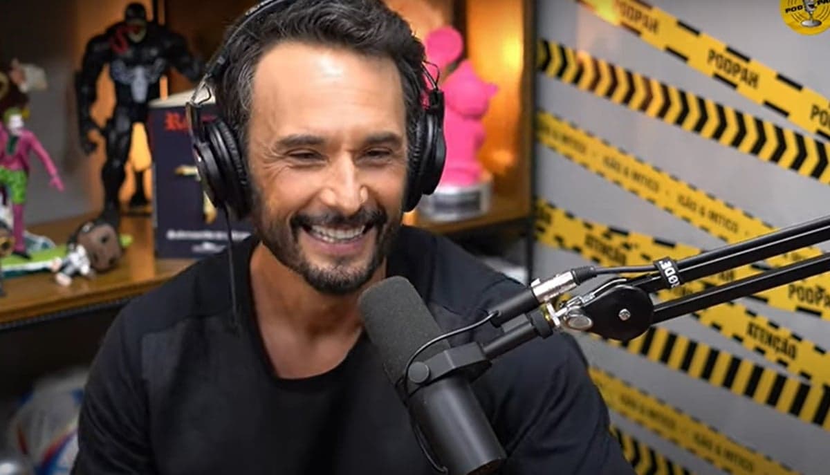 Rodrigo Santoro no podcast "PodPah" revela trauma de depilação com cera quente Rodrigo Santoro no podcast "PodPah" revela trauma de depilação com cera quente