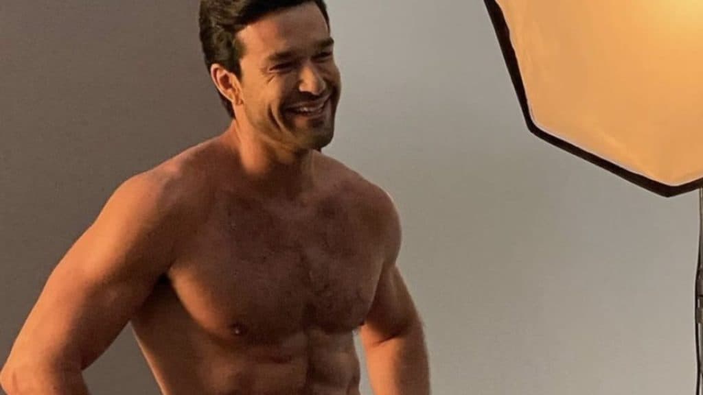 "Não ligo", Sergio Marone arranca a roupa, surge todo molhadinho e escandaliza: "Dou o que querem"
