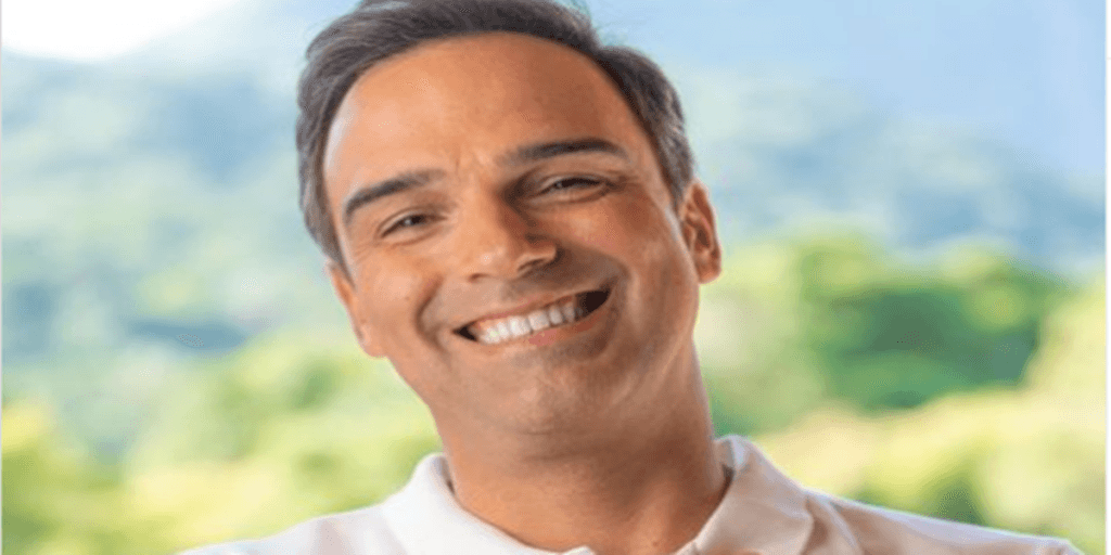 Tadeu Schmidt surge ao lado da família e celebra mais um ano