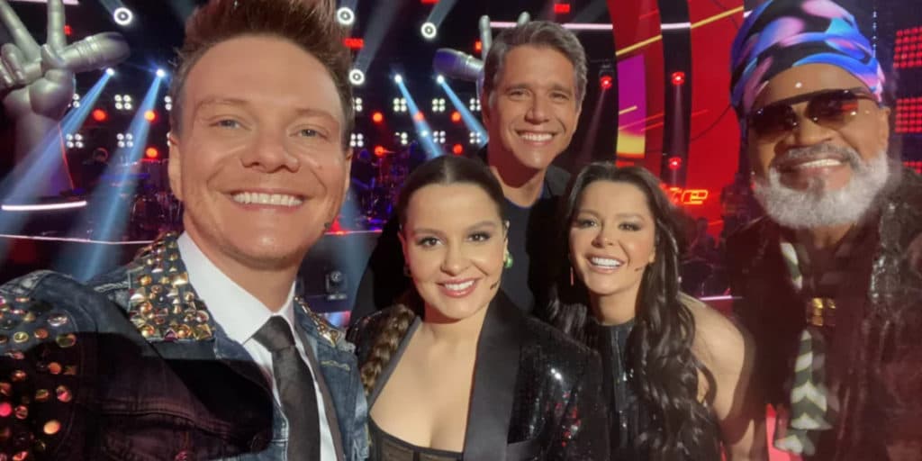 Jurado assume comando de time após abandono no The Voice Kids e público surta com decisão da Globo