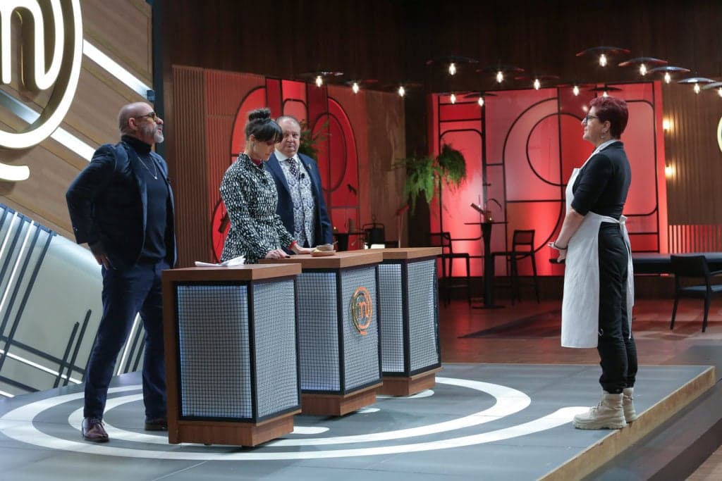 Paraskevi não consegue agradar paladar dos jurados com caldo grego e é eliminada do “MasterChef Brasil”