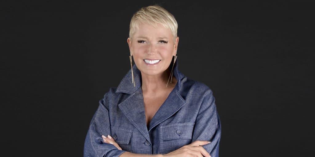 Xuxa causa alvoroço em evento e é escoltada por seguranças