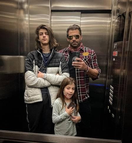 Henri Castelli com os dois filhos (Foto: Reprodução)