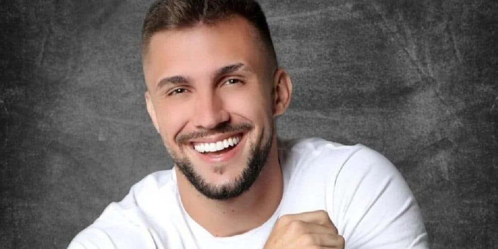 Arthur Picoli, ex-BBB, extrapola no uso de lubrificante íntimo e acaba expondo o que deixou o público pasmo
