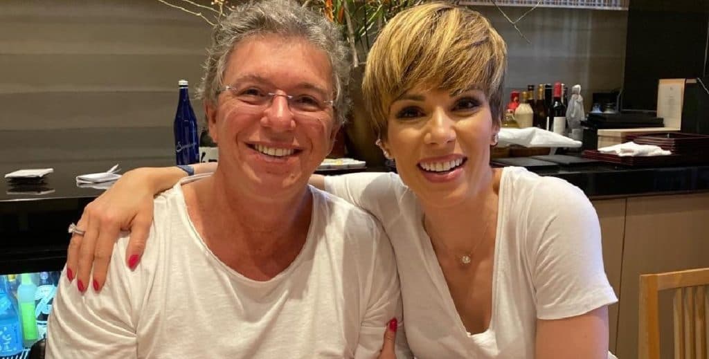 Ana Furtado chega em casa e encontra um boneco de papelão do marido