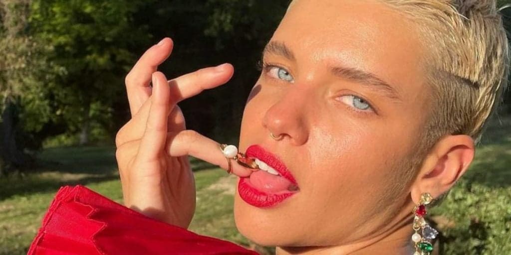 Bruna Linzmeyer surge transformada, causa espanto e expõe axila peluda para surpresa do público: “Tão linda”