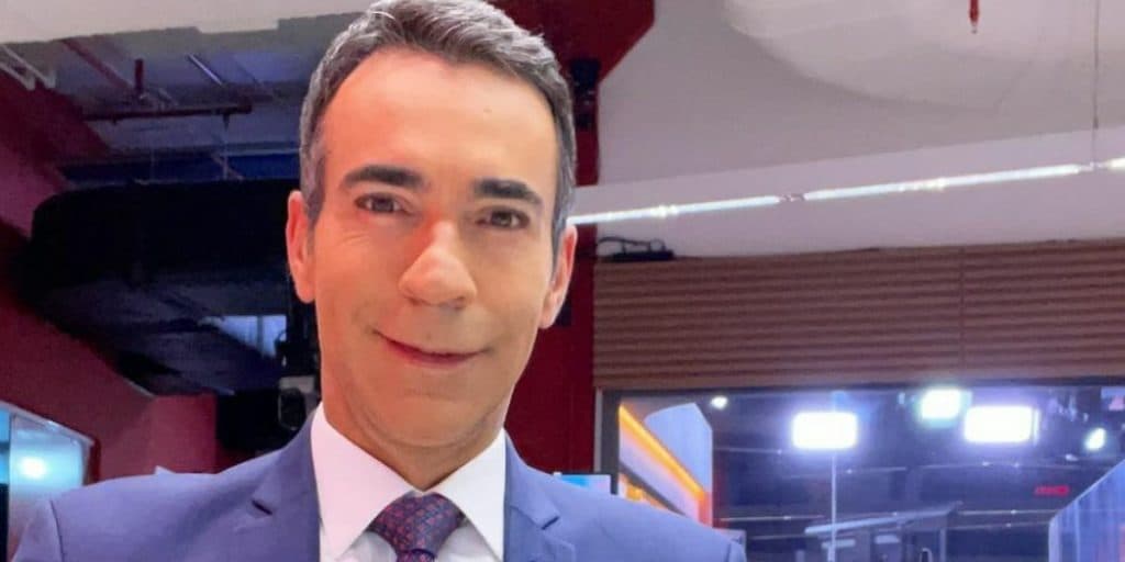 César Tralli surge em bastidores e reencontra Maju