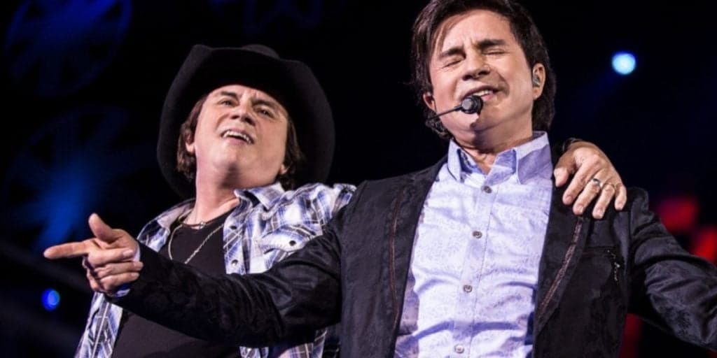 Chitãozinho e Xororó mostram encontro com famosas em camarim: "Será sempre lembrado"