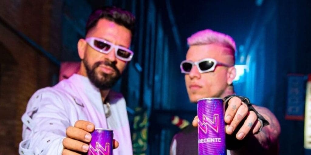 DENNIS esquenta o público para o verão e explora metaverso em clipe inédito
