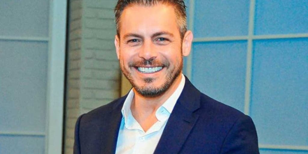 Luigi Bariceli, discreto na vida pessoal, surge beijando grande amor e mostra ao público com quem é casado