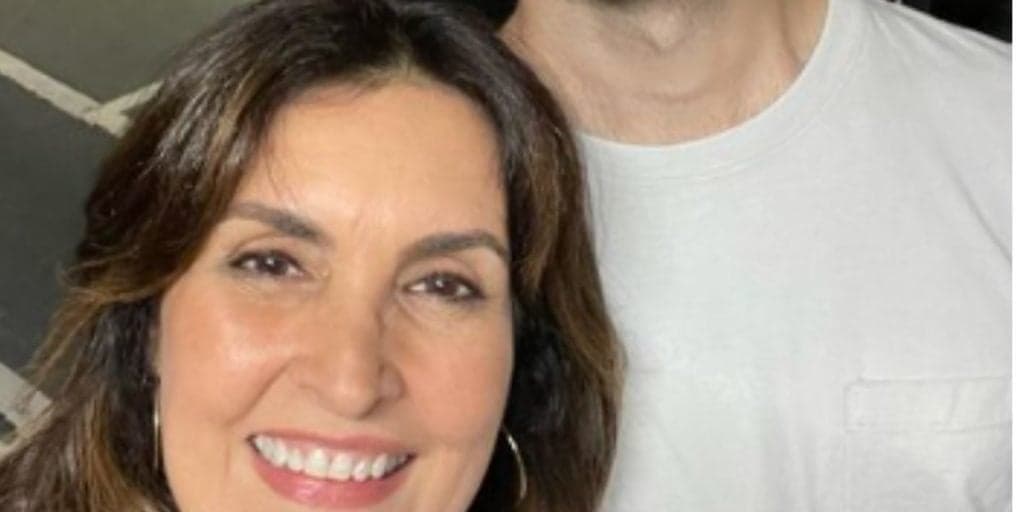 Fátima Bernardes divulga foto com filho que mora fora do Brasil e beleza do rapaz impressiona: "Lindo"