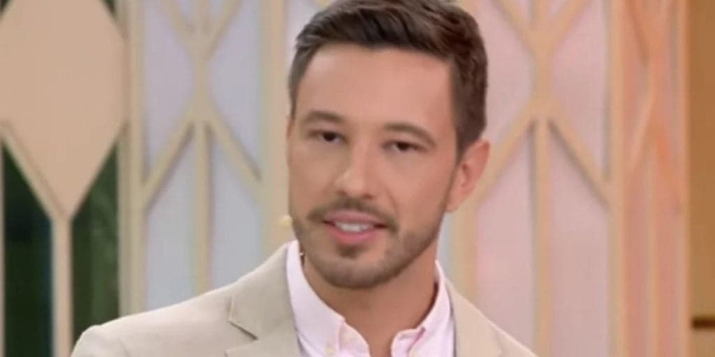 Discreto, Gabriel Cartolano, do SBT, mostra sua namorada
