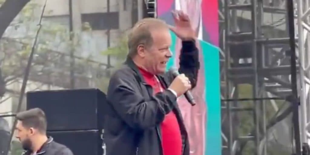 Após demissão da Globo, Chico Pinheiro vai em comício pró Lula, sobe em palanque e escandaliza: "Defesa da democracia"