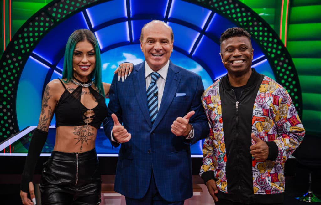 Azar no jogo? Edilson Capetinha escorrega e erra número de folhas do trevo da sorte no ‘O Céu é o Limite’
