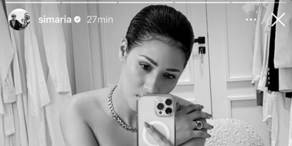 Simaria posta foto completamente pelada diante ao espelho e manda recado: "Me chama de feia agora"