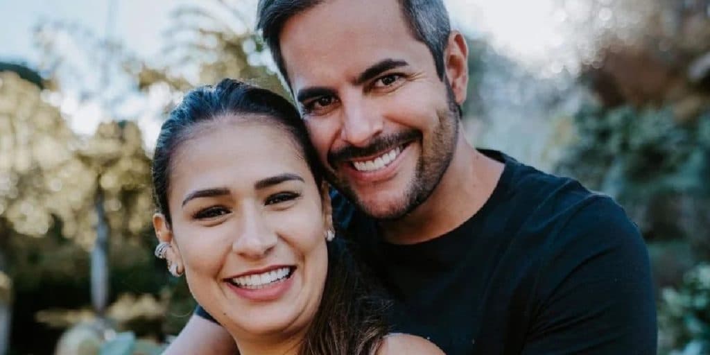 Kaká Diniz, marido de Simone, surge ao lado da cantora e entrega texto: "Quem acreditou em você"
