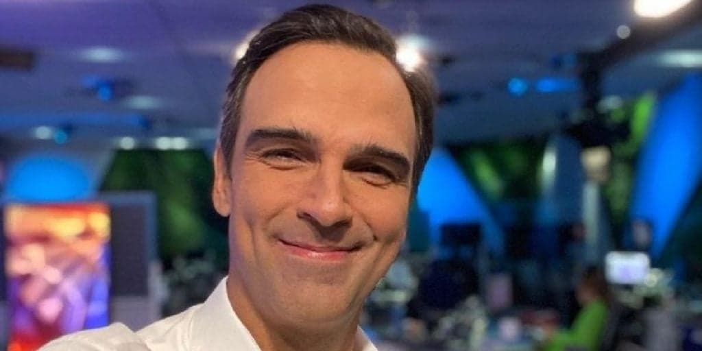 Tadeu Schmidt compartilha cantoria no carro com família
