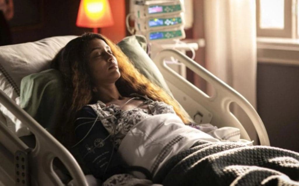 Cara e Coragem - Em coma, Clarice dá o primeiro sinal de que está viva e choca com reação: "Estou aqui"