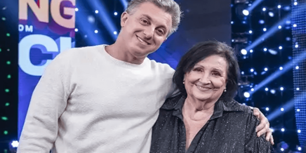 Dona Déa Lúcia, mãe de Paulo Gustavo, dá 'puxão de orelha' em Huck e mostra seu 'poder' no "Domingão": "Eu comando o programa"