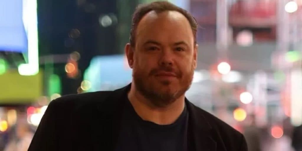 Famoso ator é acusado de estupro e mulher faz denúncia: "Lembro de acordar e não conseguir me mexer"