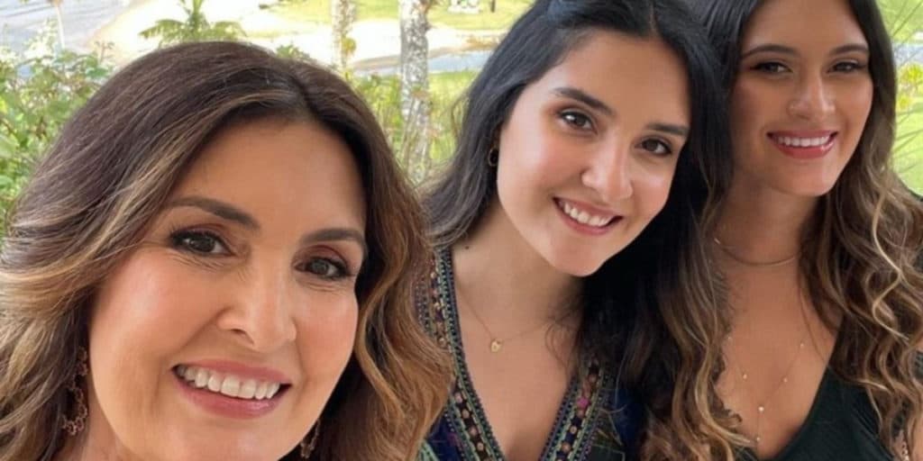 Filha de Fátima Bernardes, Bia contou que já brigou com a irmã: "Peguei o cabelo dela e puxei até embaixo"
