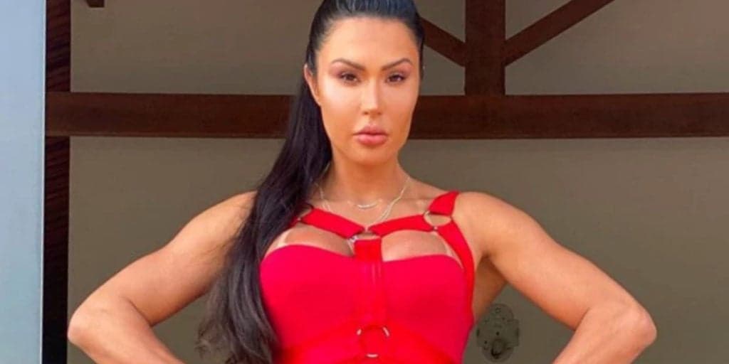 Gracyanne Barbosa e Belo moram em mansão com mais de 10 pessoas e ela desabafa: "Nos esforçamos muito"
