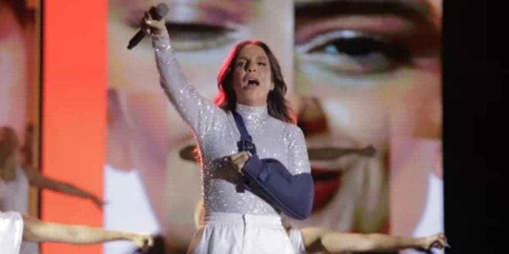 Ivete Sangalo paralisa show às pressas após fã passar mal e pede socorro: "Alguém para socorrê-la"
