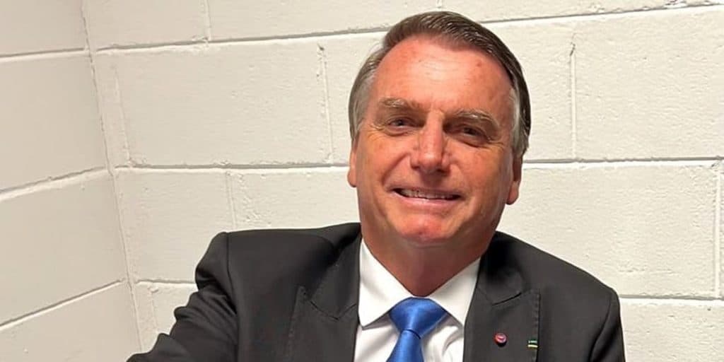 Antes de entrevista no JN, Bolsonaro aparece, provoca e dá aviso sobre o que vai fazer: “Dar um beijo no Bonner”