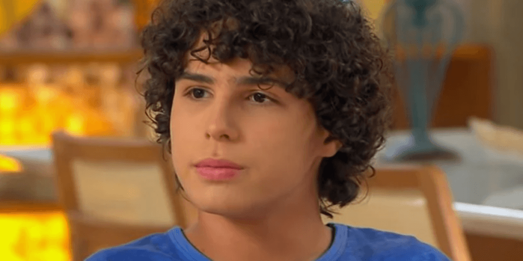 Ator mirim do SBT surge sem camisa e impressiona com abdômen trincado aos 18 anos: "Gato"