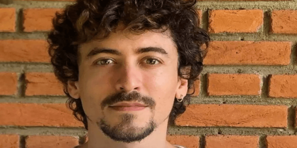 Jesuíta Barbosa surge acompanhado de grande amor em foto rara e beleza do rapaz surpreende: "Eu e ele"