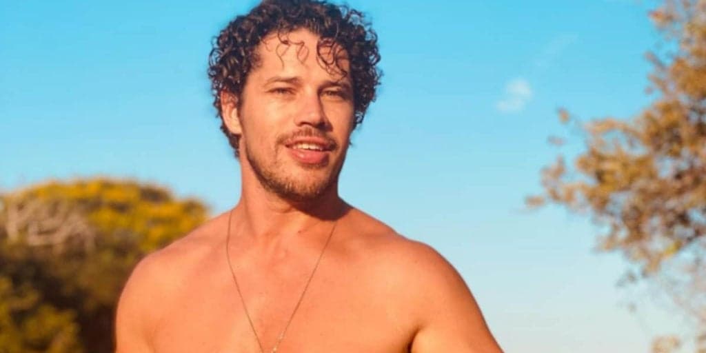 José Loreto surge abraçado com ator nos bastidores, assume relação e detona: “É Proibido proibir”