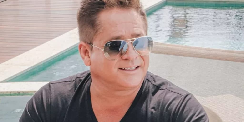 Leonardo é flagrado no mato tendo atitude considerada de gente como a gente com a rapaziada