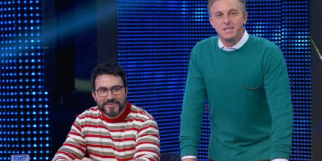 Padre Fábio de Melo abusa da sinceridade e faz piada com novo cenário do Domingão na frente de Luciano Huck