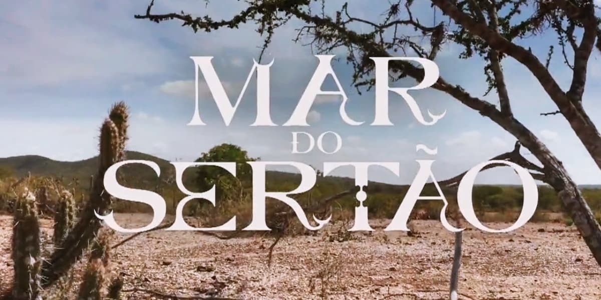 logo de mar do sertão escrito em branco com o fundo um céu azul com nuvens brancas, colunas verdes, terra marrom e árvore preta