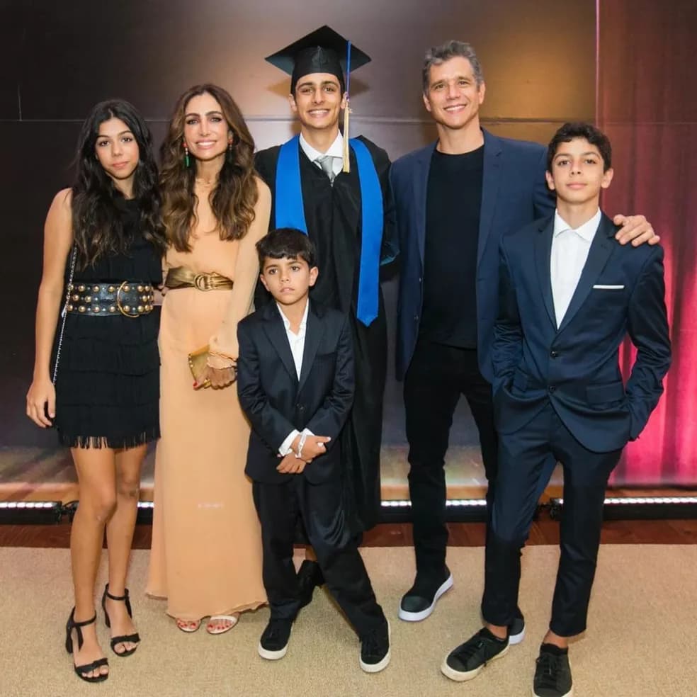 Márcio Garcia ao lado dos filhos e da família (Foto: Reprodução)