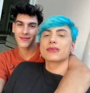 Casados, Artur Moreno e Radamés Keller comandam um dos maiores perfis de fofoca do Instagram (Foto: Reprodução / Instagram) Casados, Artur Moreno e Radamés Keller comandam um dos maiores perfis de fofoca do Instagram (Foto: Reprodução / Instagram)