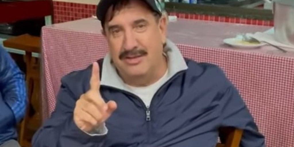Ratinho surpreende ao surgir em vídeo com enxada no meio do mato: “Aquecimento pra semana está começando”