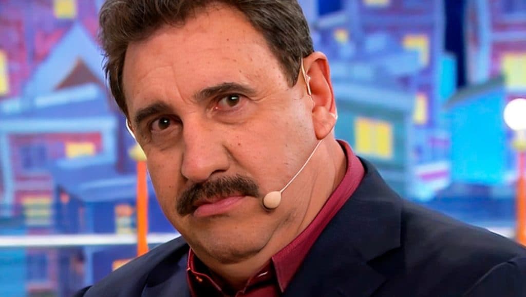 "Vai pra cadeia", anuncia Ratinho preso em brincadeira ao vivo em seu programa do SBT e dispara: "Dando o troco"